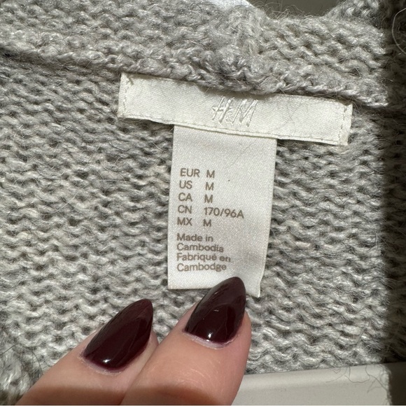 H&M Cozy Gray Knit Sweater Hoodie. Size Medium - Picture 2 of 8
